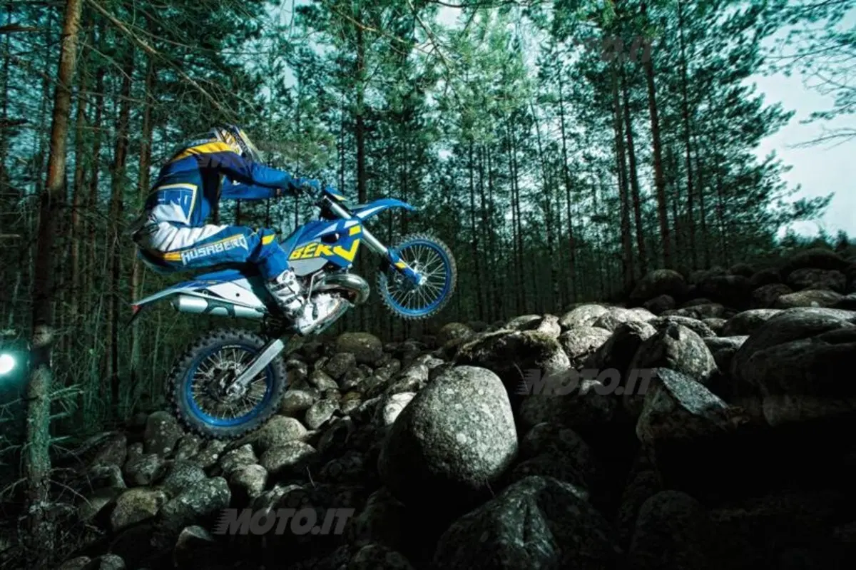 Husaberg TE 250 e 300 2011: arriva il 2 tempi (6)
