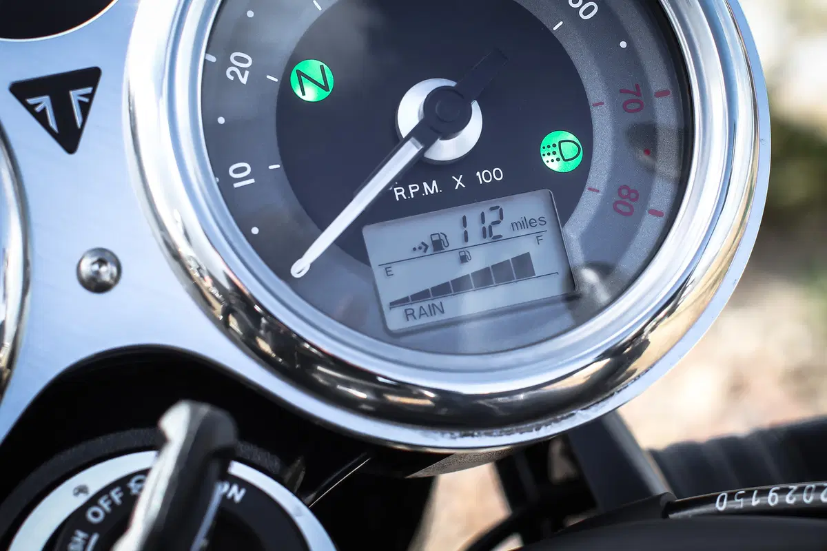 Bonneville T120 Black (7)