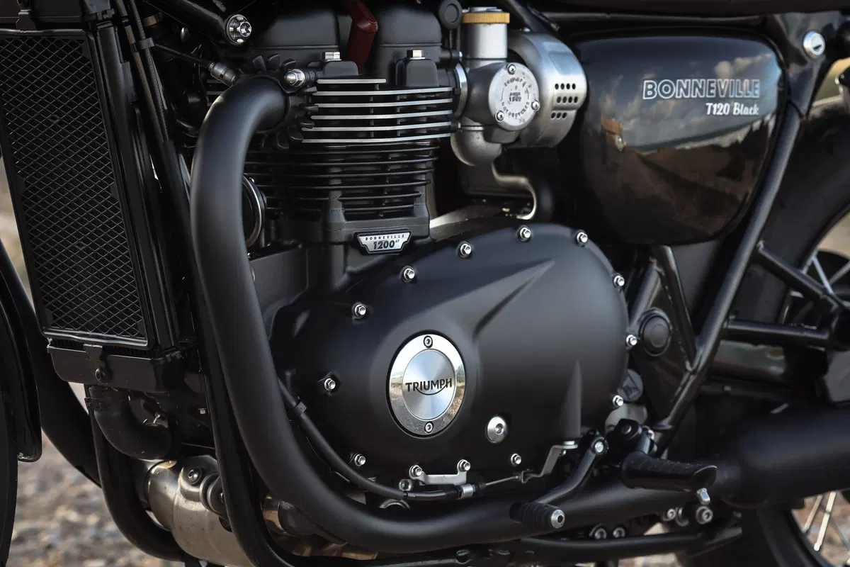 Bonneville T120 Black (2)