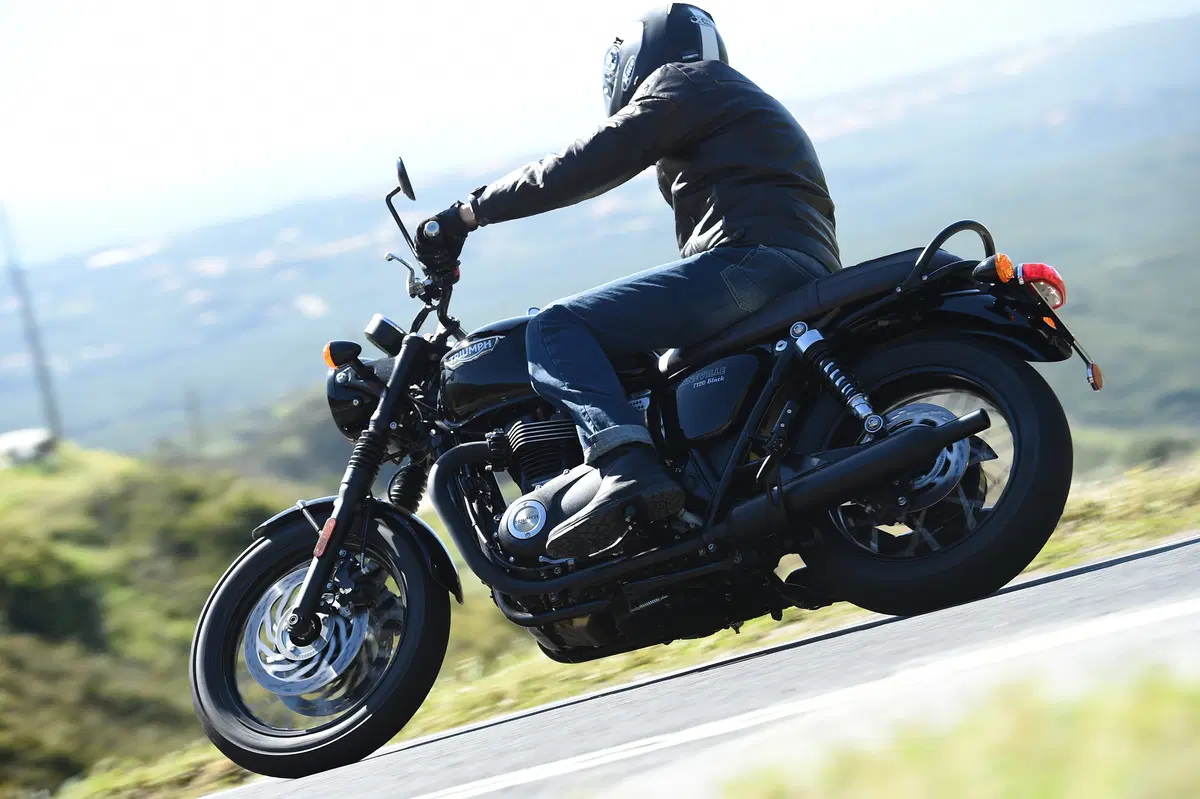Bonneville T120 Black (2)