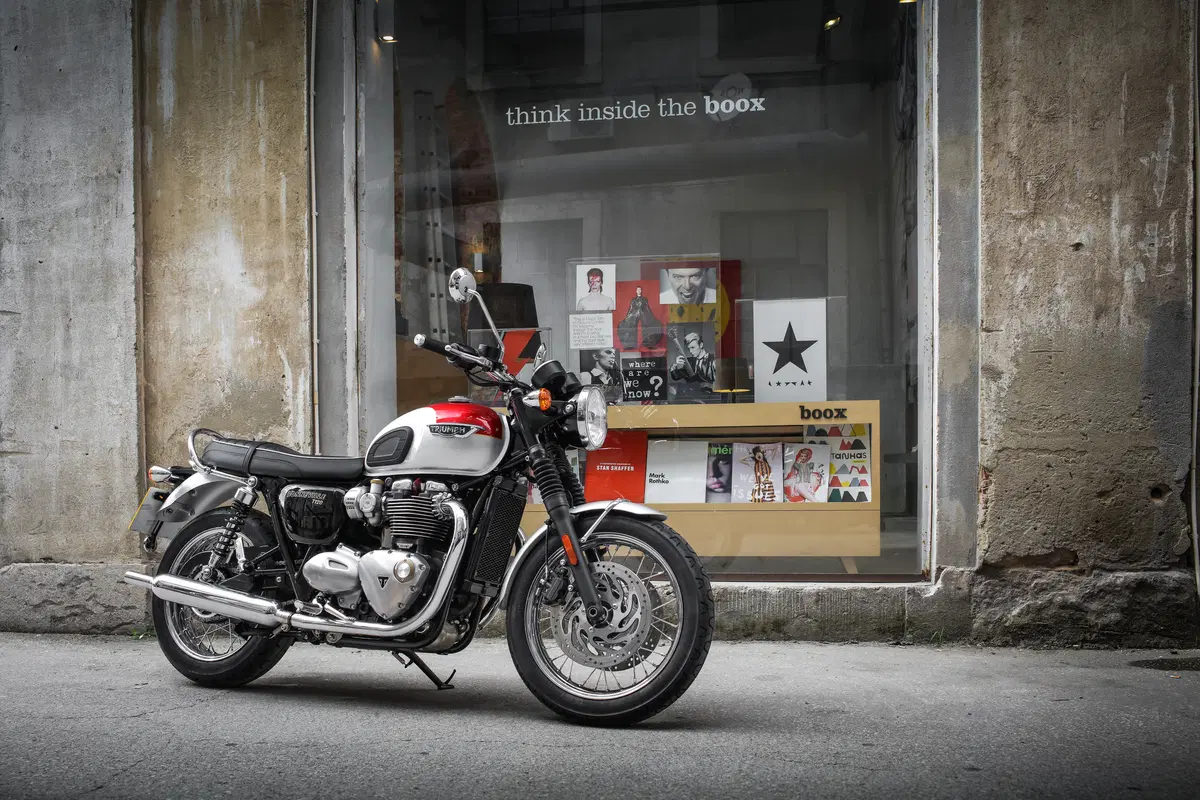 Bonneville T120 Black (13)