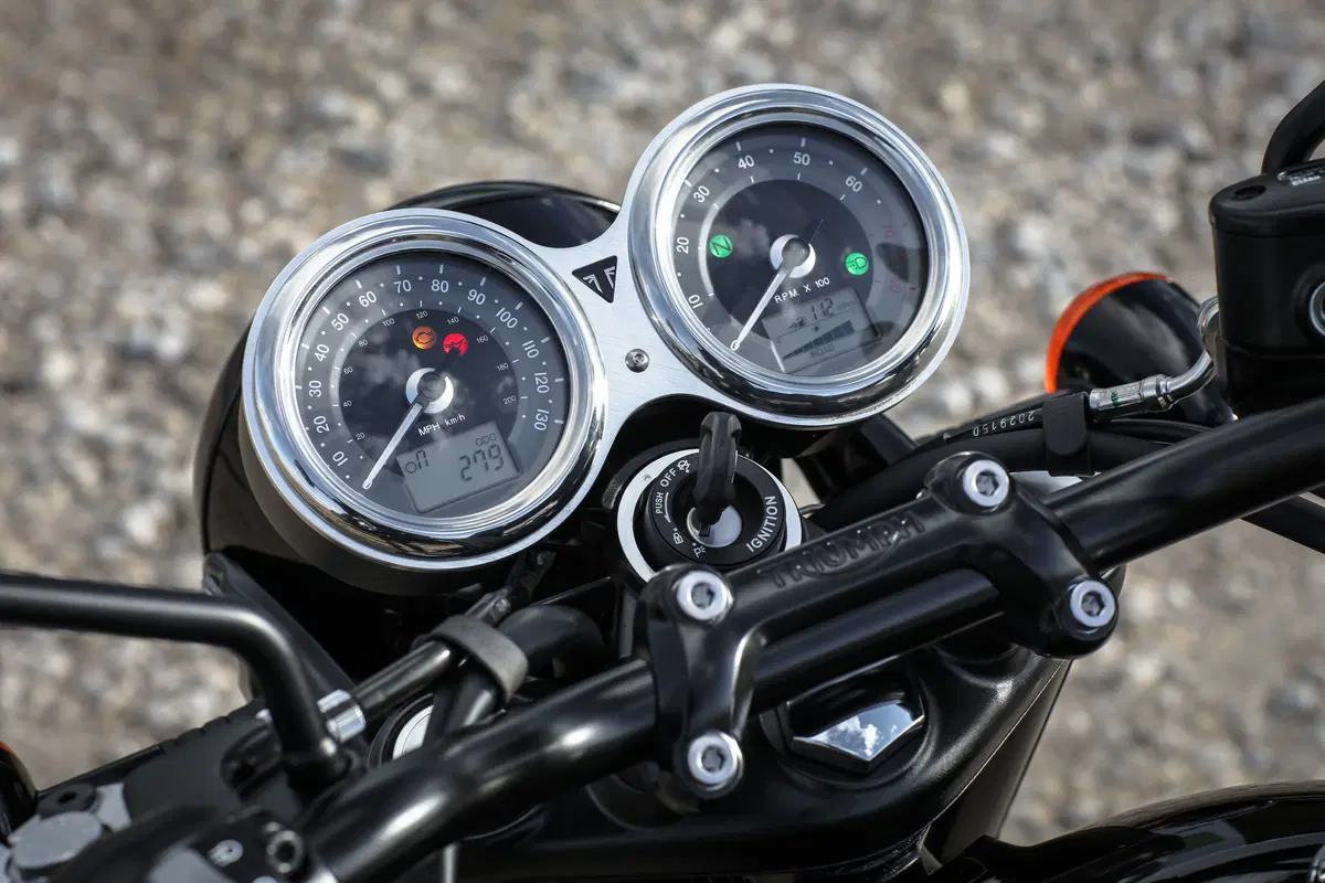 Bonneville T120 Black (23)