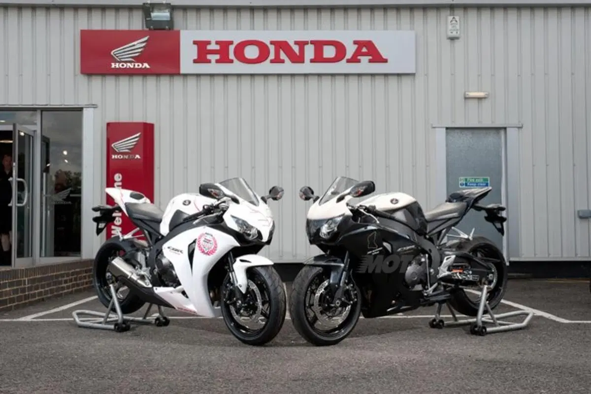 Honda lancia le CBR 1000 RR Tourist Trophy replica