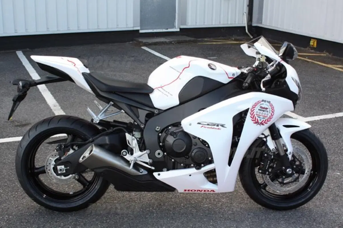Honda lancia le CBR 1000 RR Tourist Trophy replica (2)