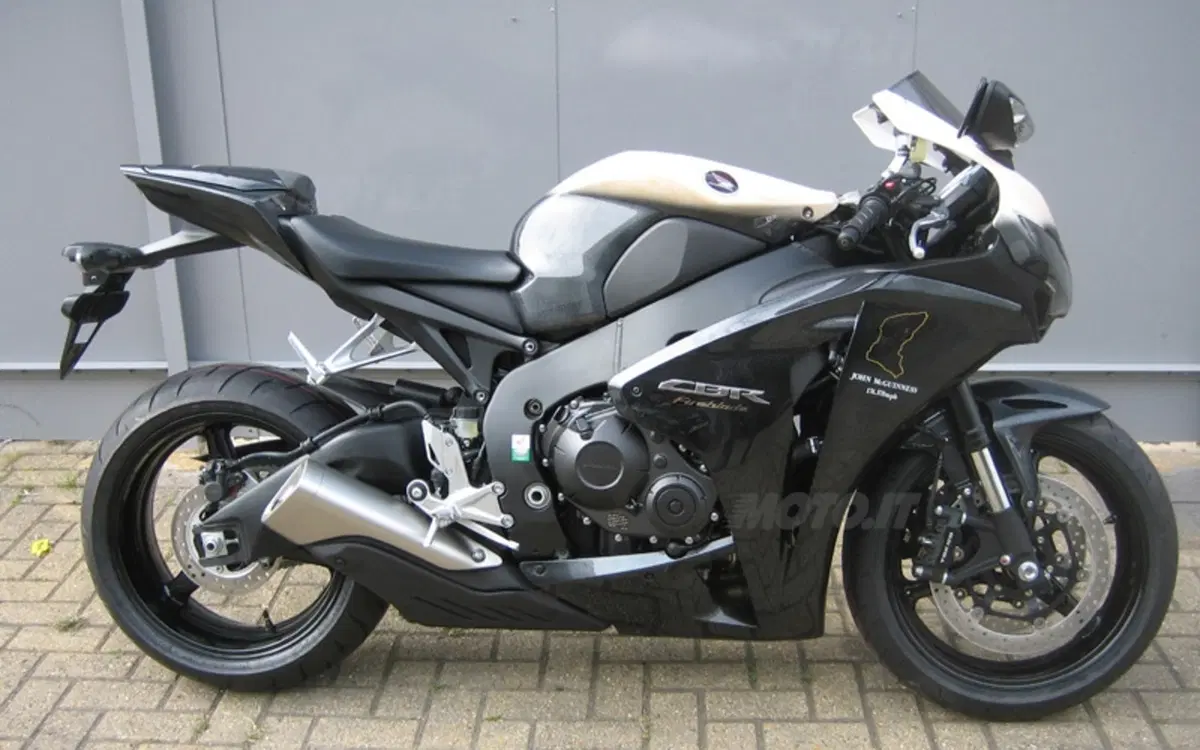 Honda lancia le CBR 1000 RR Tourist Trophy replica (3)