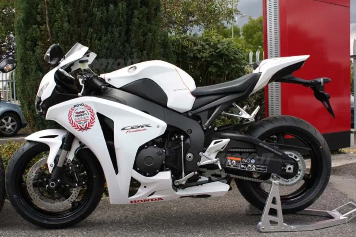 Honda lancia le CBR 1000 RR Tourist Trophy replica (4)