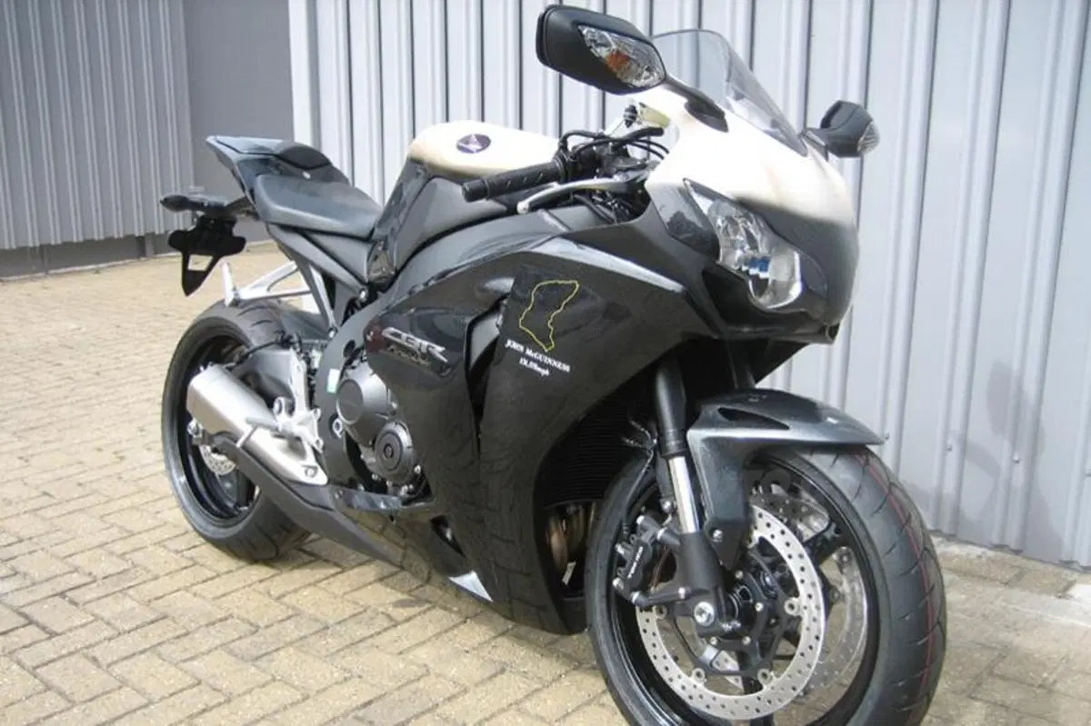 Honda lancia le CBR 1000 RR Tourist Trophy replica (5)