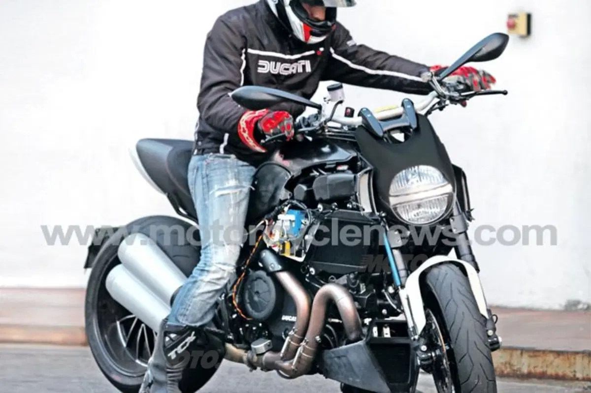 Avvistata la Ducati Mega-Monster (2)