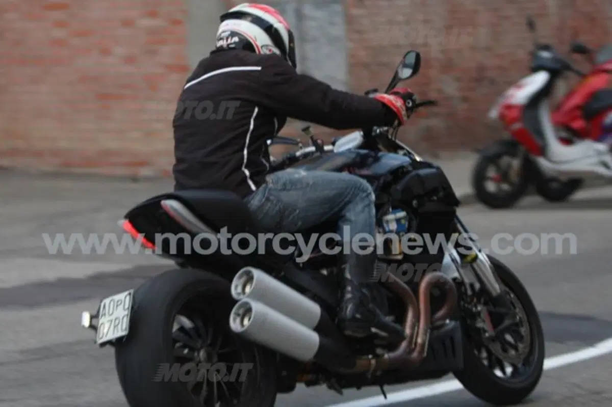 Avvistata la Ducati Mega-Monster (4)