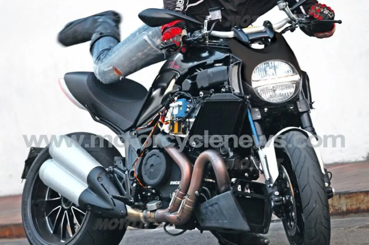 Avvistata la Ducati Mega-Monster (5)
