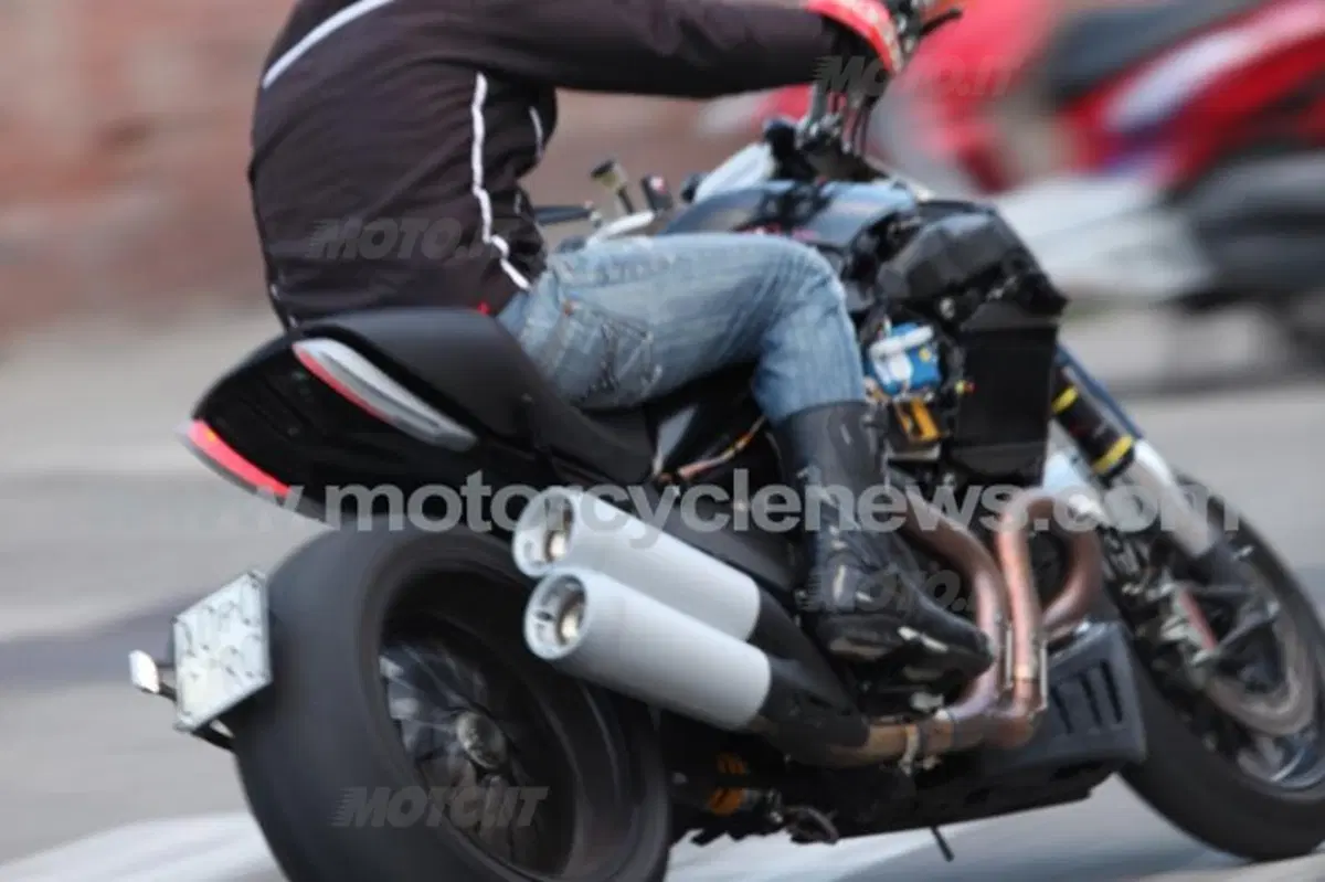 Avvistata la Ducati Mega-Monster (6)