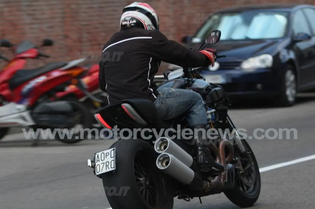 Avvistata la Ducati Mega-Monster (7)