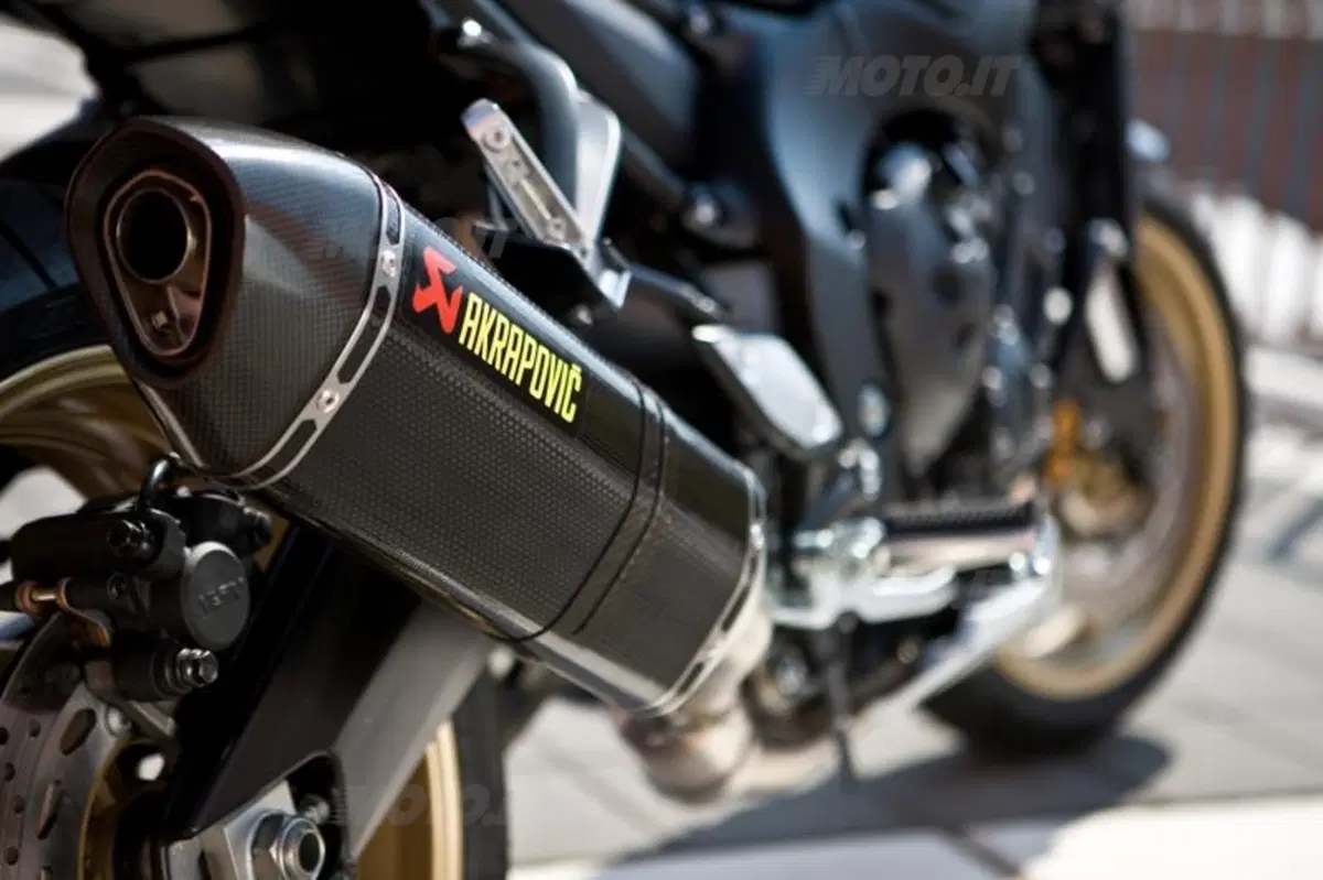 Yamaha FZ8 e Fazer 8 da oggi in allestimento Akraprovic (2)