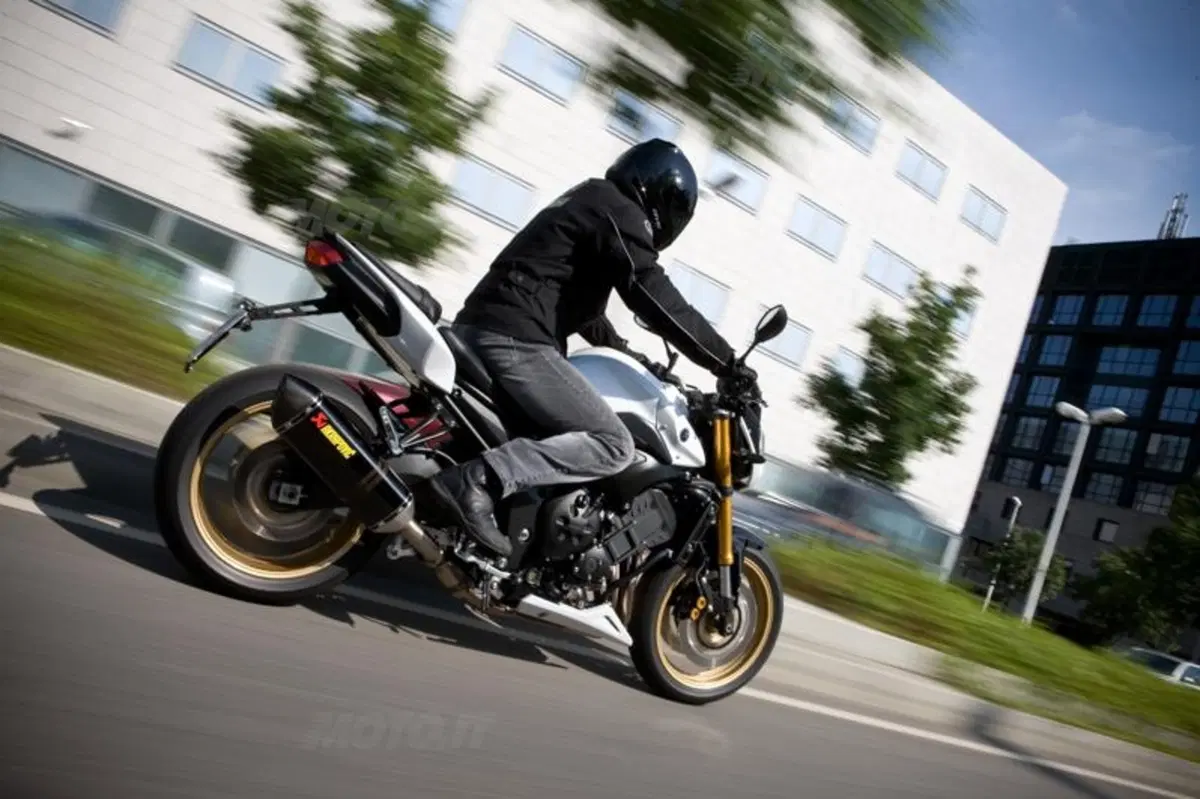 Yamaha FZ8 e Fazer 8 da oggi in allestimento Akraprovic (4)