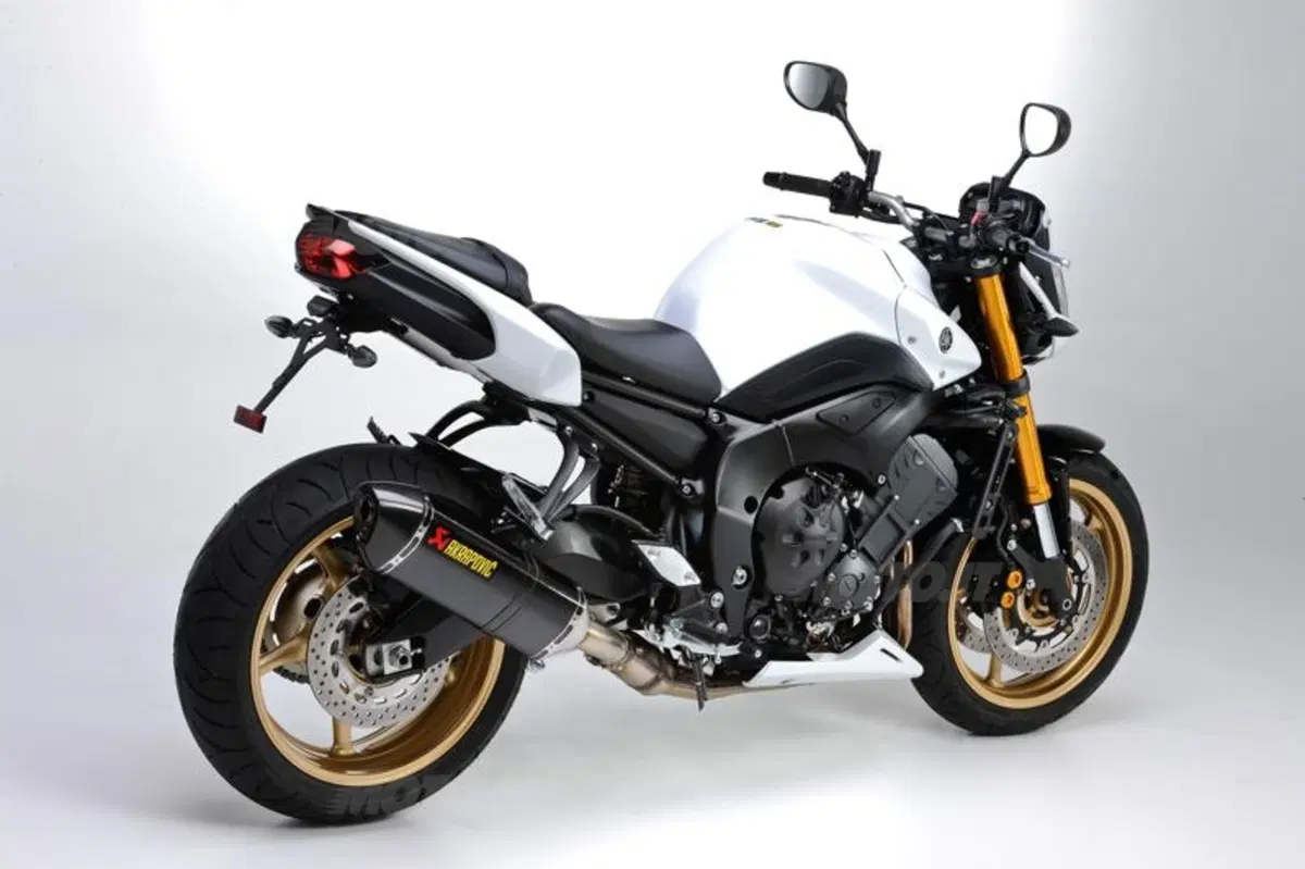 Yamaha FZ8 e Fazer 8 da oggi in allestimento Akraprovic (8)
