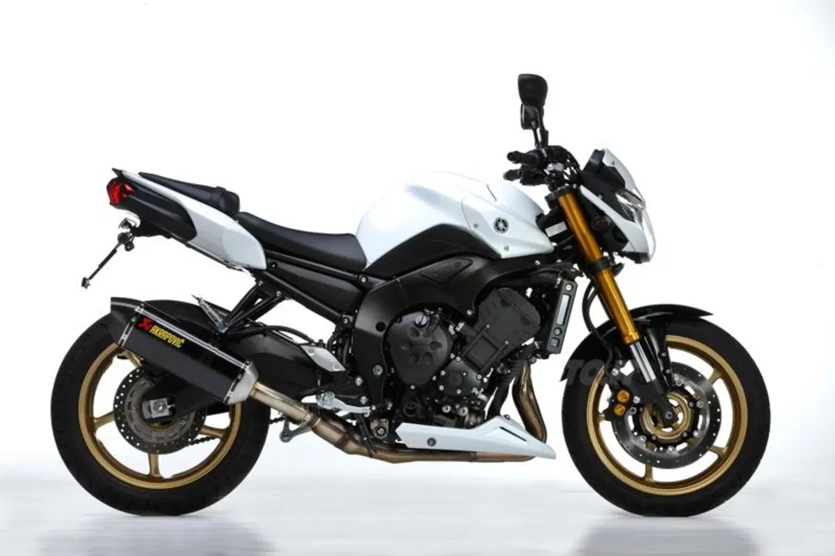 Yamaha FZ8 e Fazer 8 da oggi in allestimento Akraprovic (10)