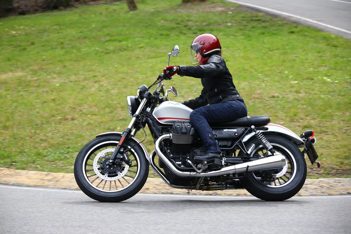 Moto Guzzi V9 Bobber e V9 Roamer (6)