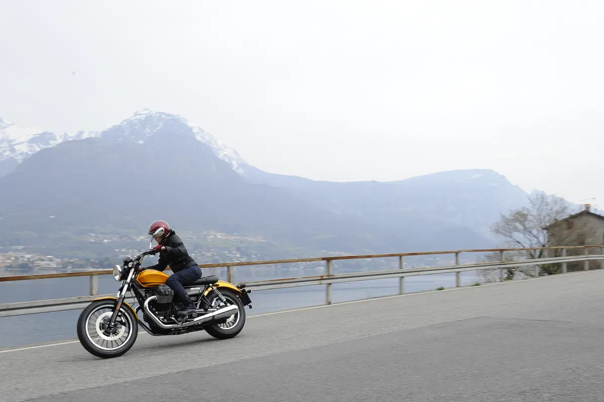 Moto Guzzi V9 Bobber e V9 Roamer (10)