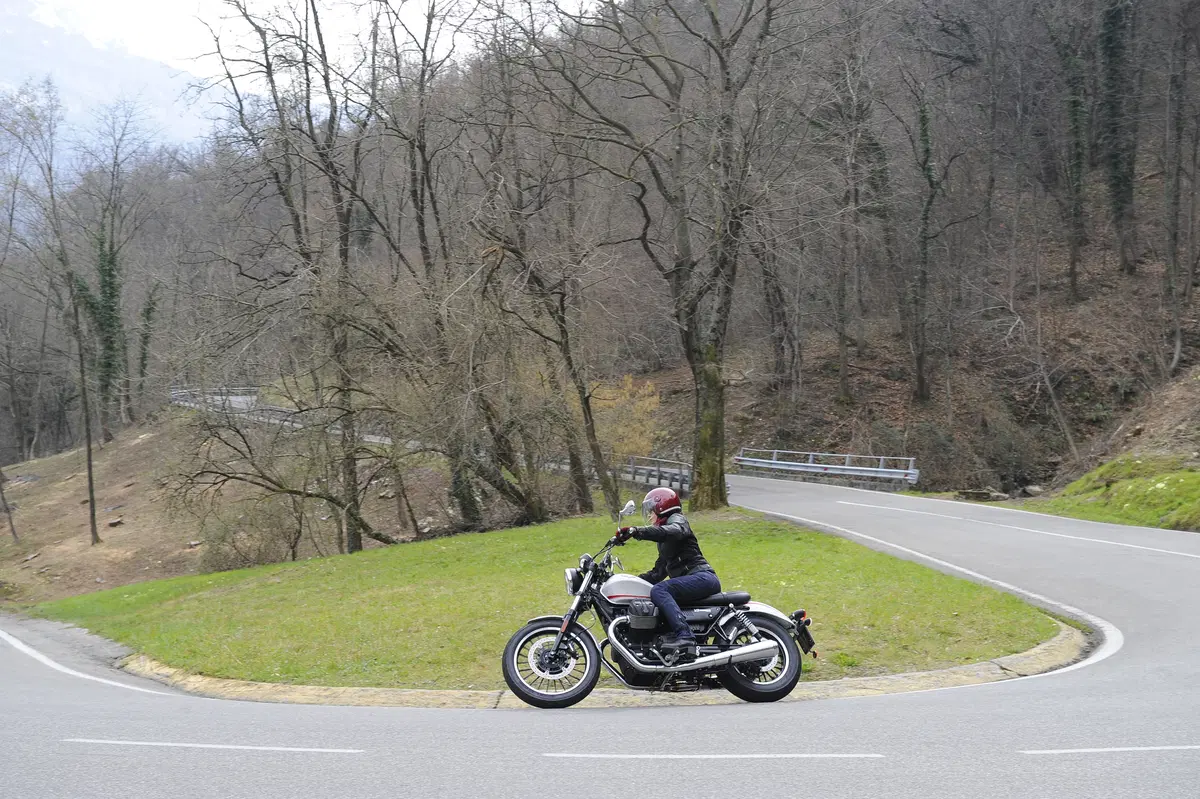 Moto Guzzi V9 Bobber e V9 Roamer (12)