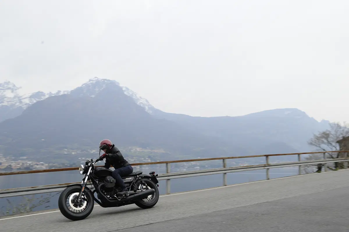 Moto Guzzi V9 Bobber e V9 Roamer (13)