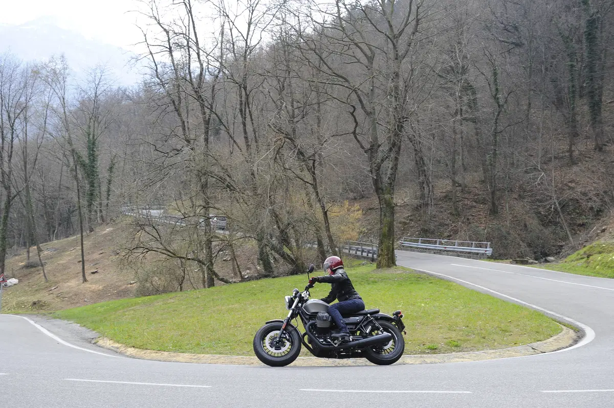 Moto Guzzi V9 Bobber e V9 Roamer (15)