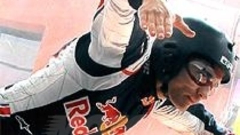 Pedrosa a Los Angeles tra surf e skydiving con Red Bull