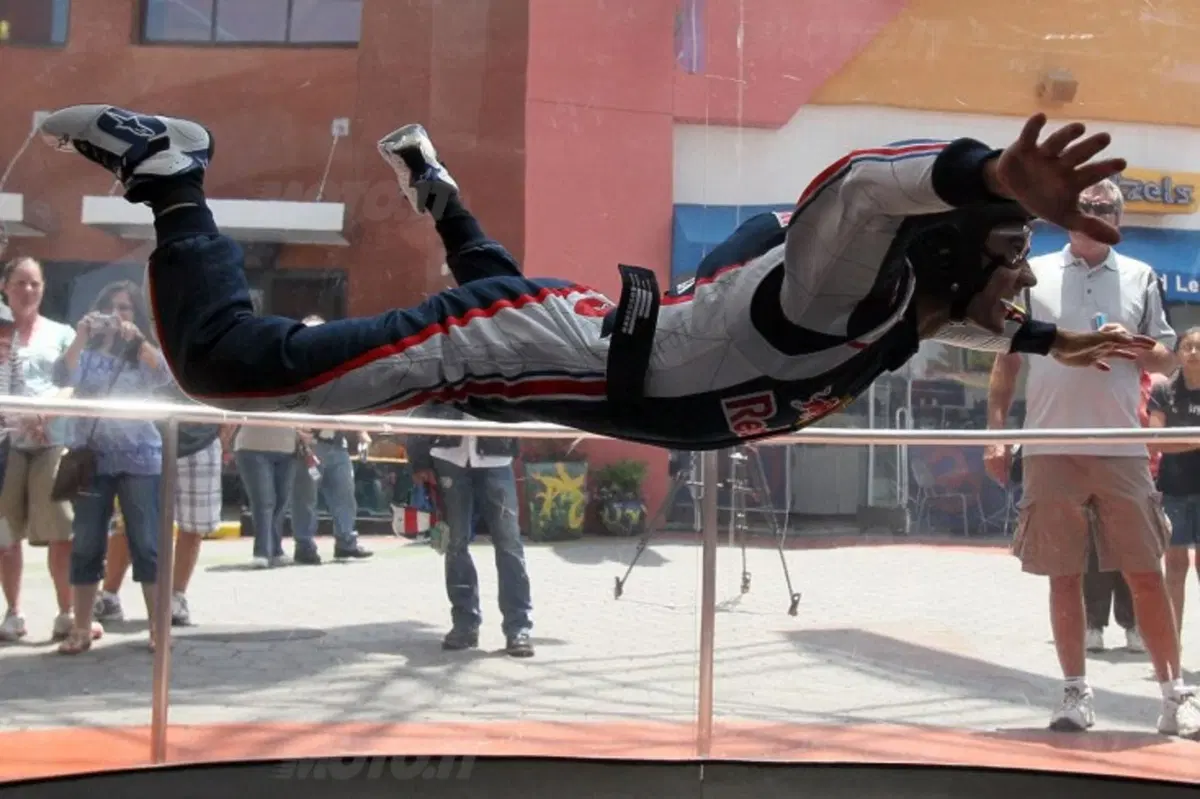 Pedrosa a Los Angeles tra surf e skydiving con Red Bull (7)