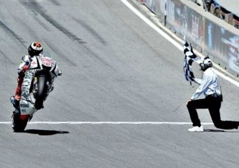 Lorenzo vince a Laguna Seca, Vale terzo. Argento per Stoner