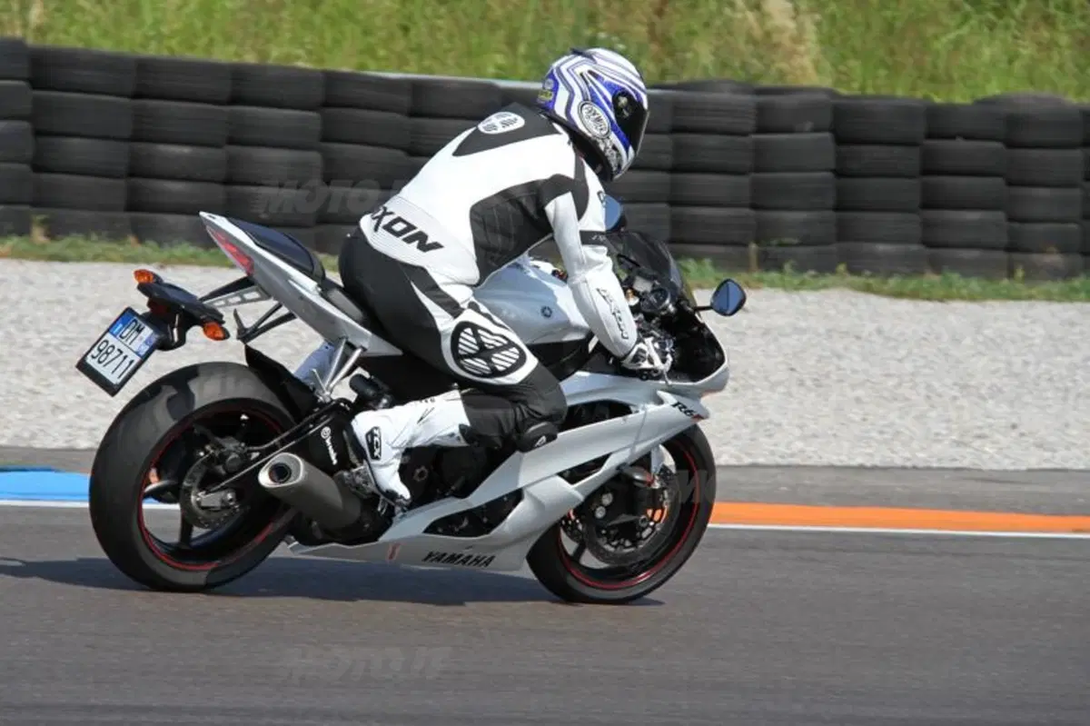 Yamaha YZF-R6  (2)
