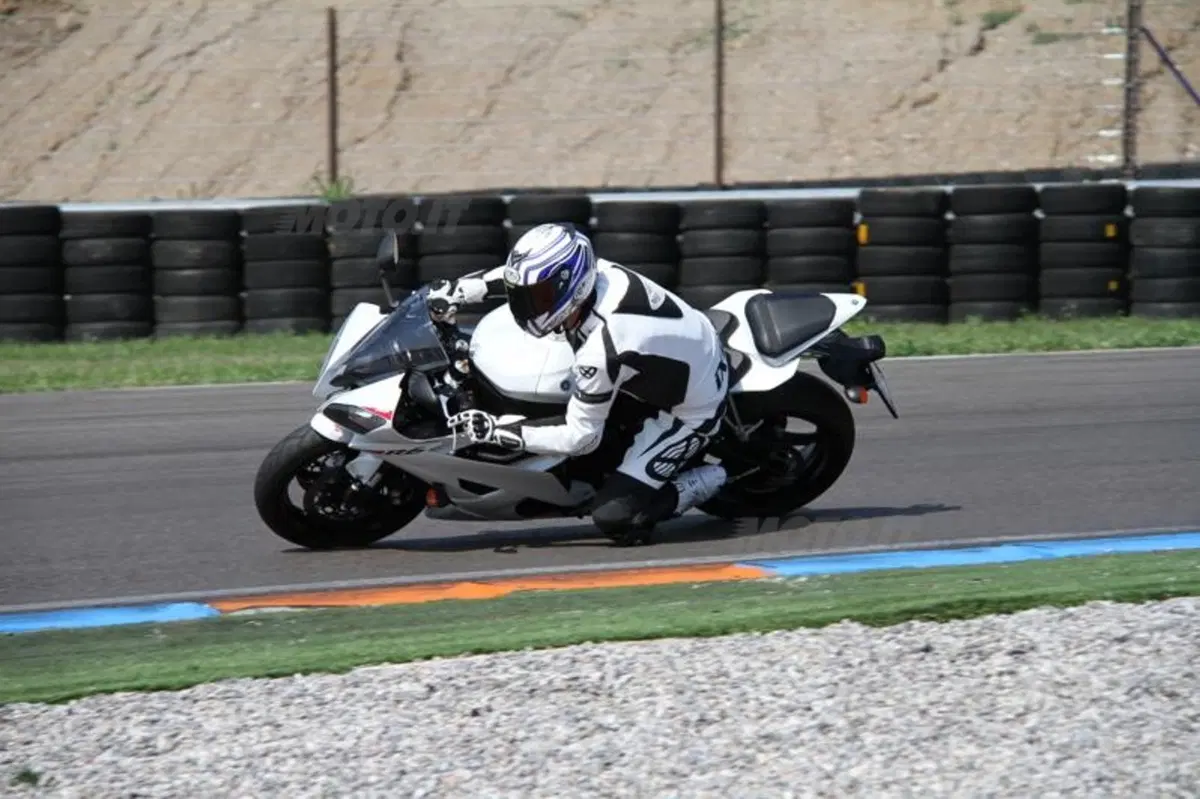 Yamaha YZF-R6  (4)
