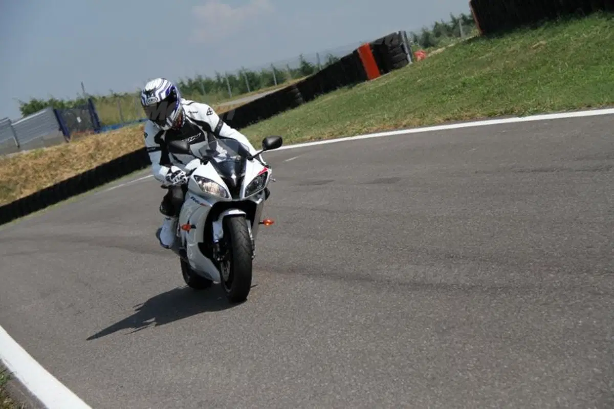 Yamaha YZF-R6  (6)