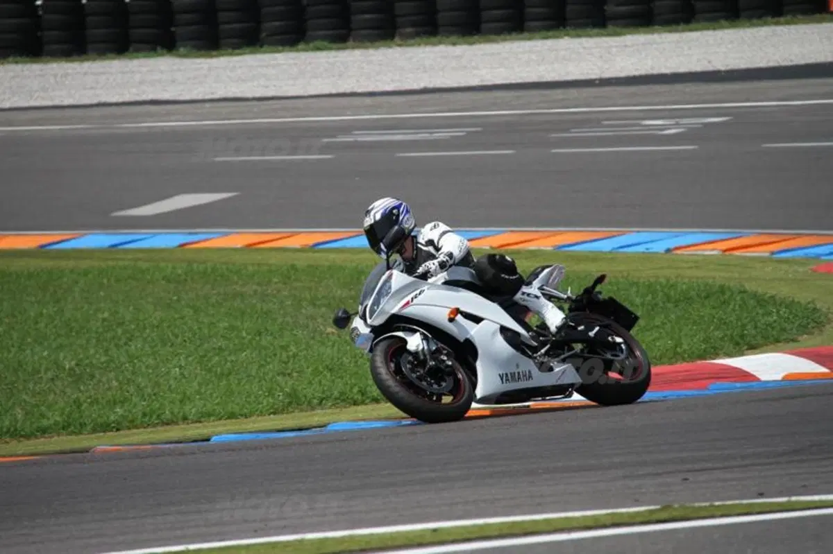 Yamaha YZF-R6  (7)