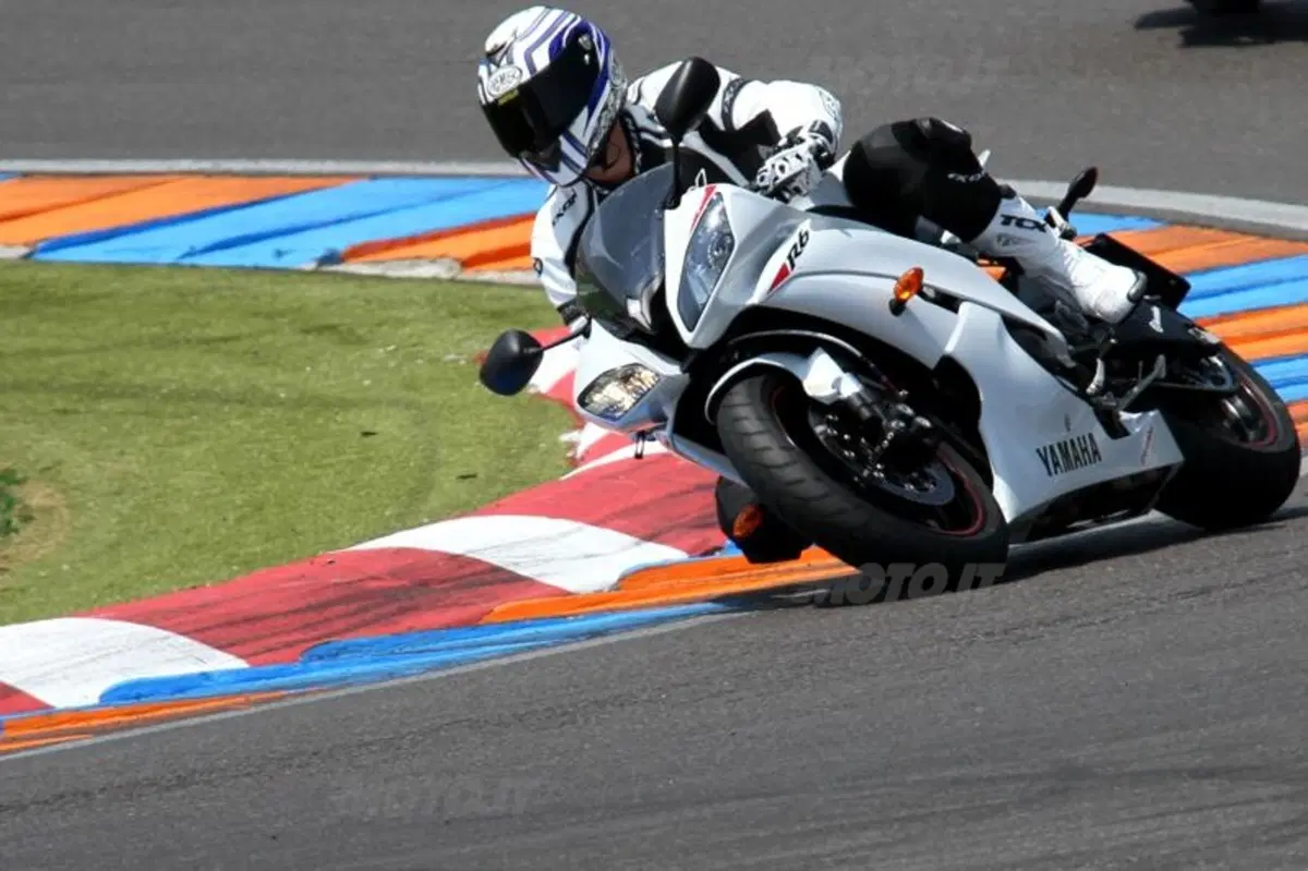 Yamaha YZF-R6  (8)