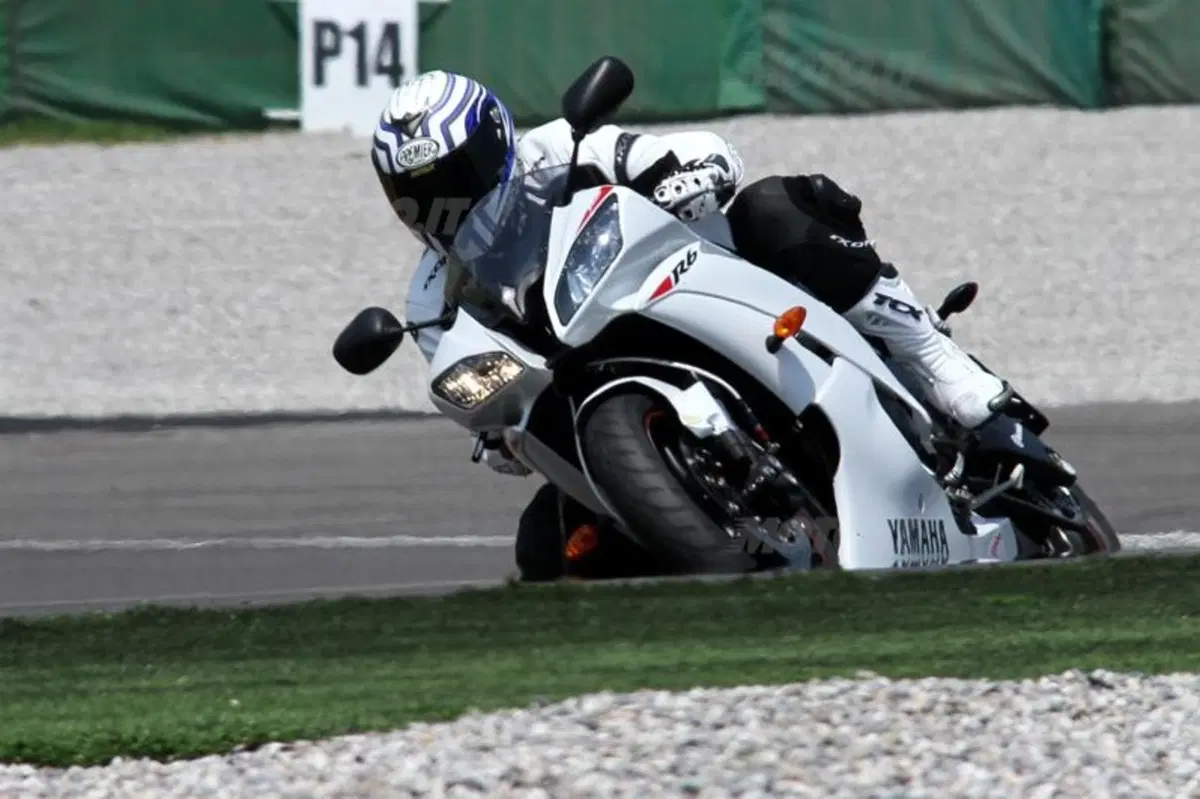 Yamaha YZF-R6  (9)