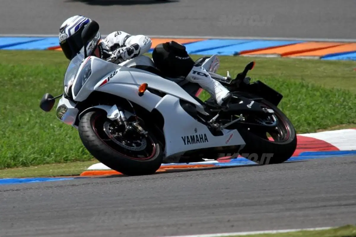 Yamaha YZF-R6  (10)
