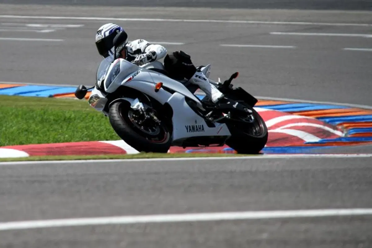 Yamaha YZF-R6  (11)