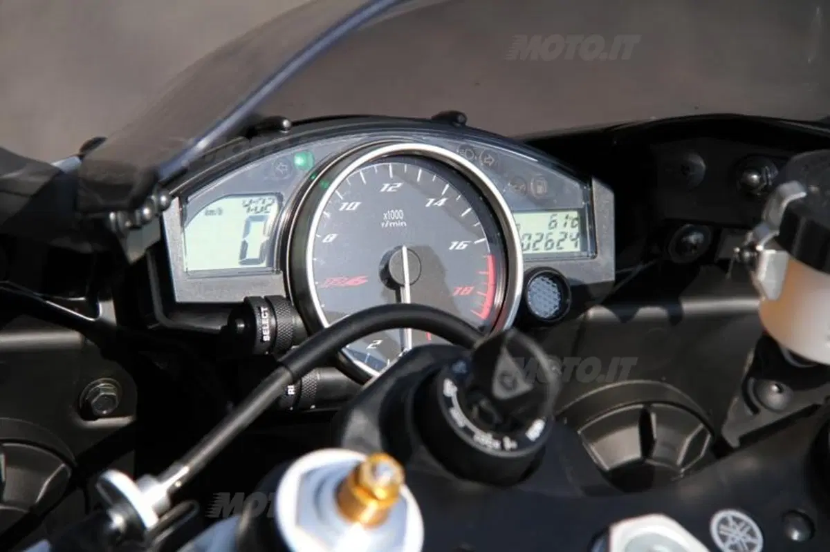 Yamaha YZF-R6  (24)