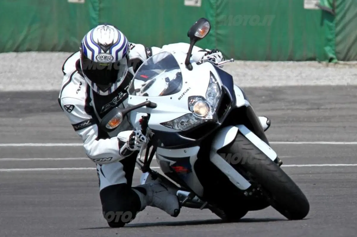 Suzuki GSX-R 750   (2)