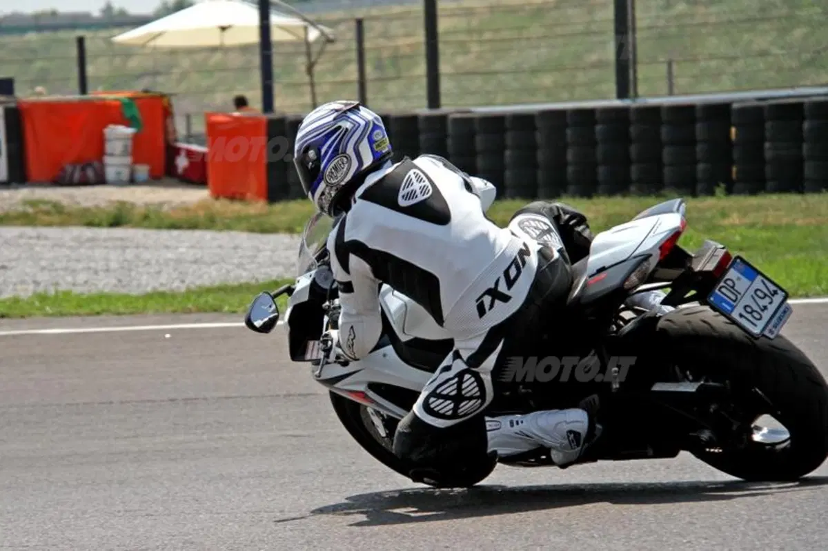 Suzuki GSX-R 750   (4)