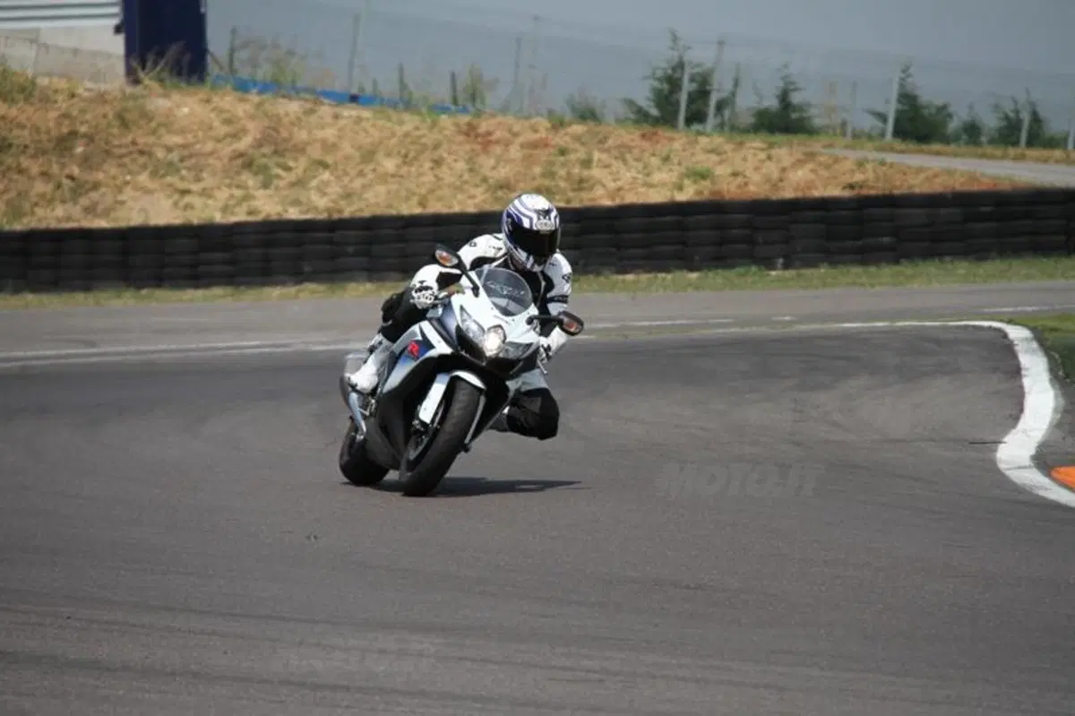 Suzuki GSX-R 750   (8)