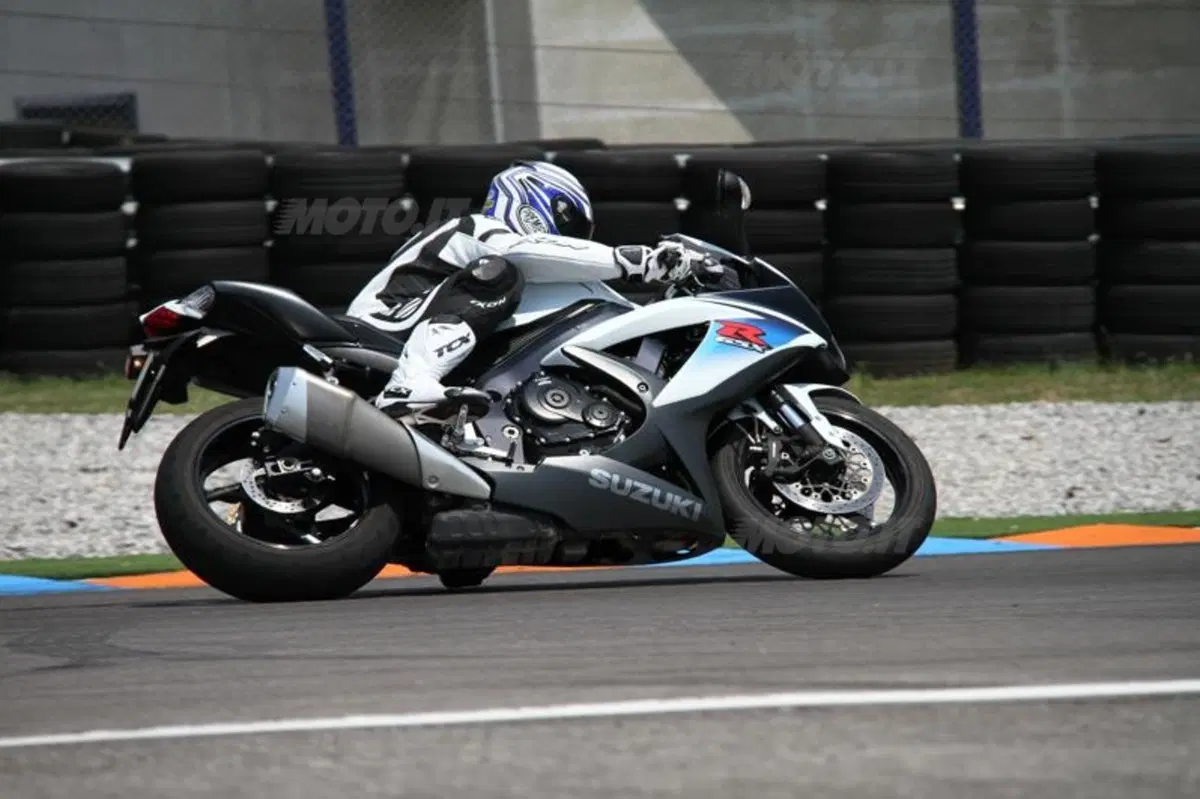 Suzuki GSX-R 750   (11)