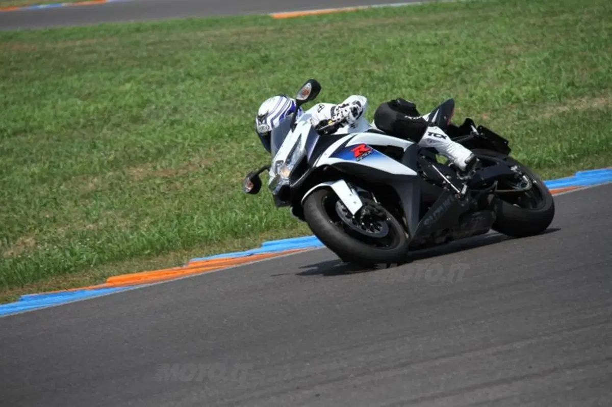 Suzuki GSX-R 750   (13)