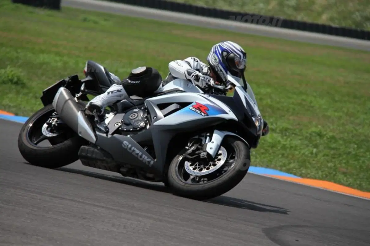 Suzuki GSX-R 750   (15)