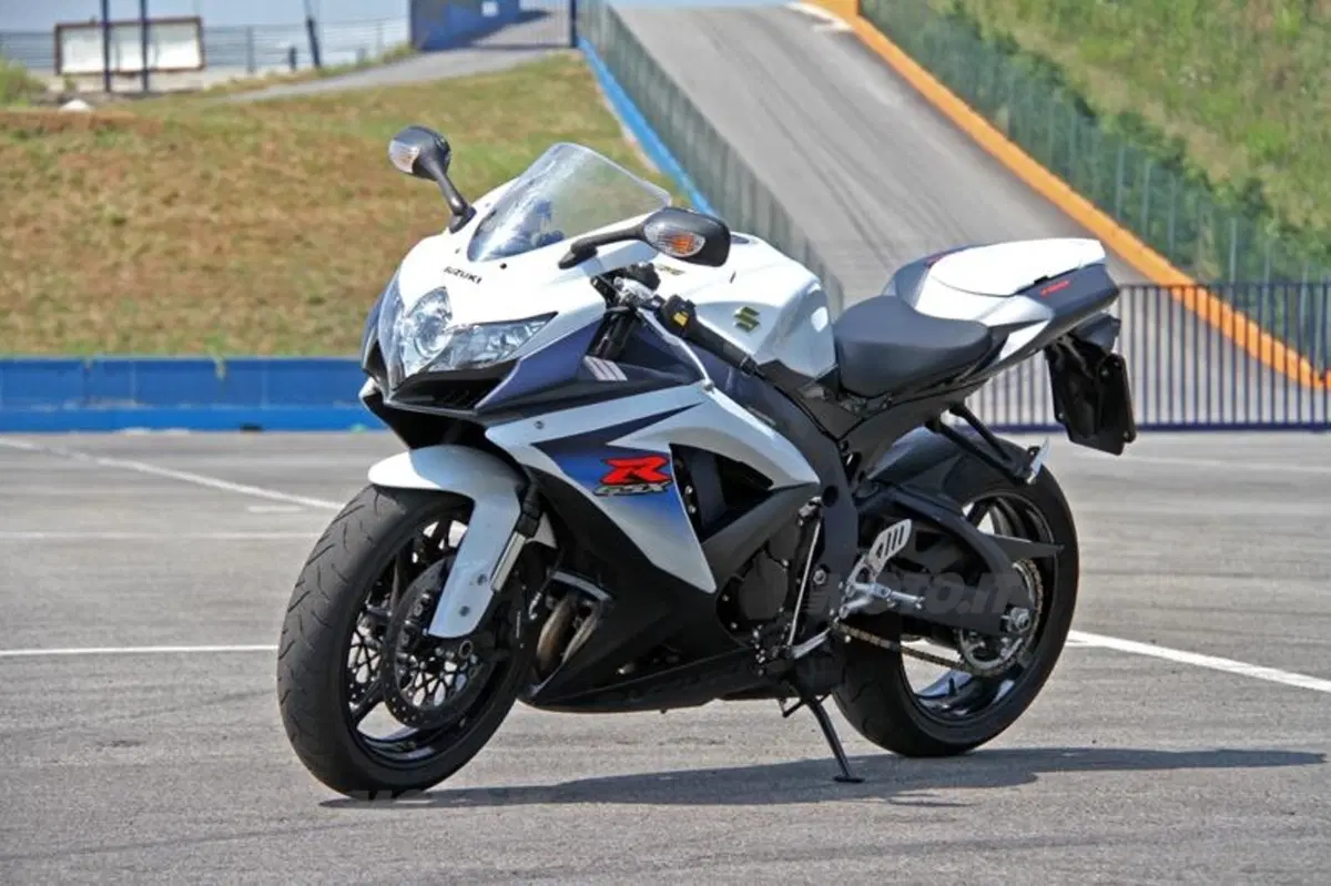 Suzuki GSX-R 750   (18)