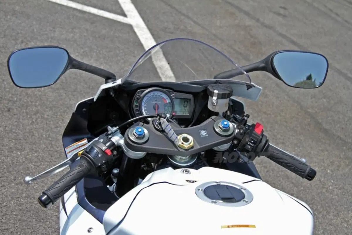Suzuki GSX-R 750   (30)