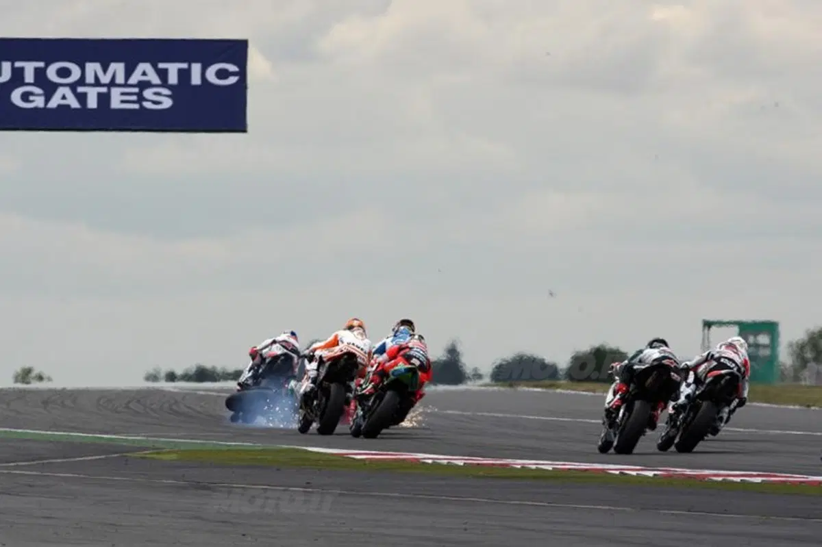 Paura a Silverstone nella gara della Supersport