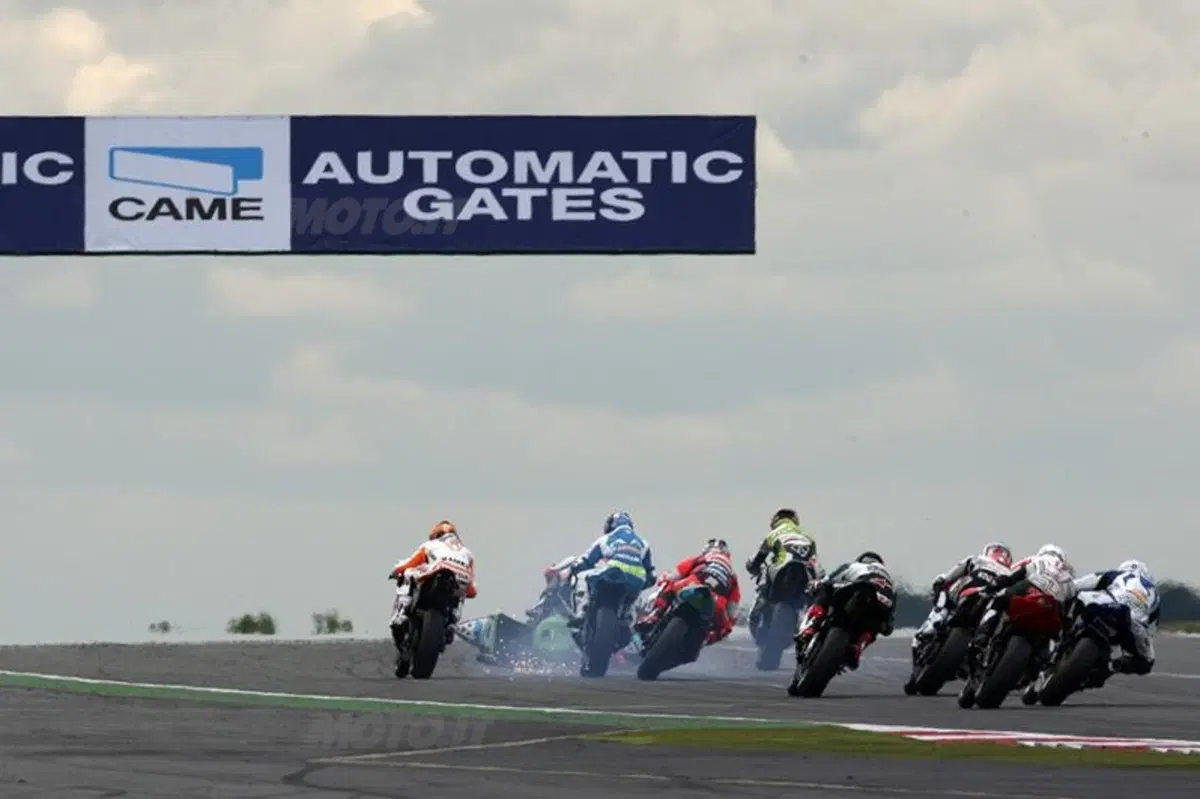 Paura a Silverstone nella gara della Supersport (3)