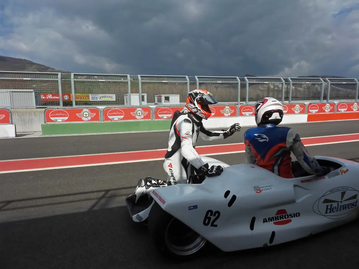 Matrimonio di passione: Sidecar da corsa (16)