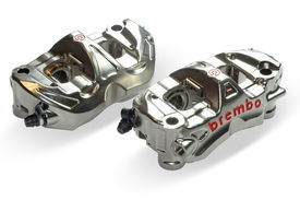 Questa è la più recente pinza monoblocco Brembo per superbike. Realizzata all’insegna della massima rigidezza abbinata a un peso contenuto, è ad attacco radiale e ha pistoni da 30/34 mm e un offset di 21 mm