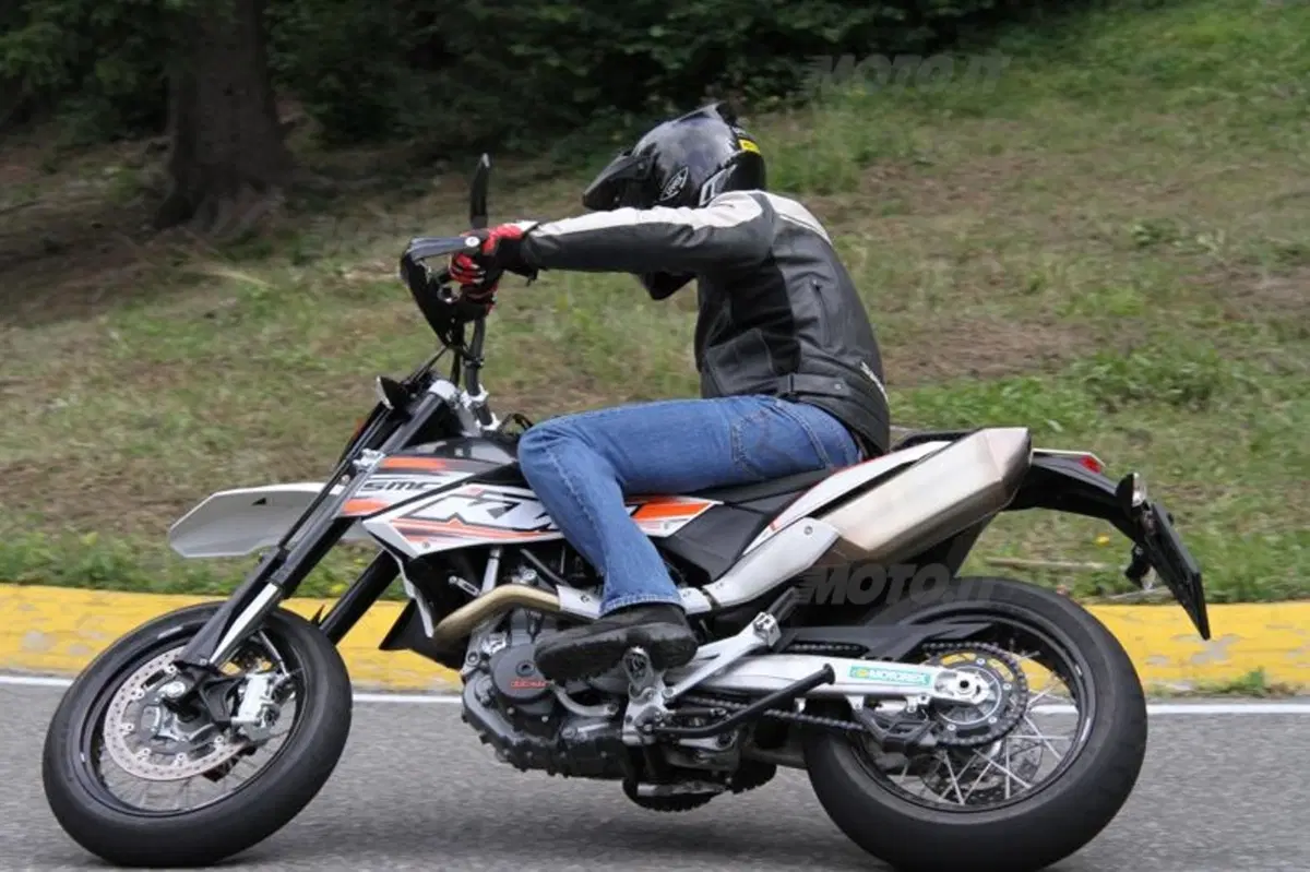 KTM 690 SMC   (2)